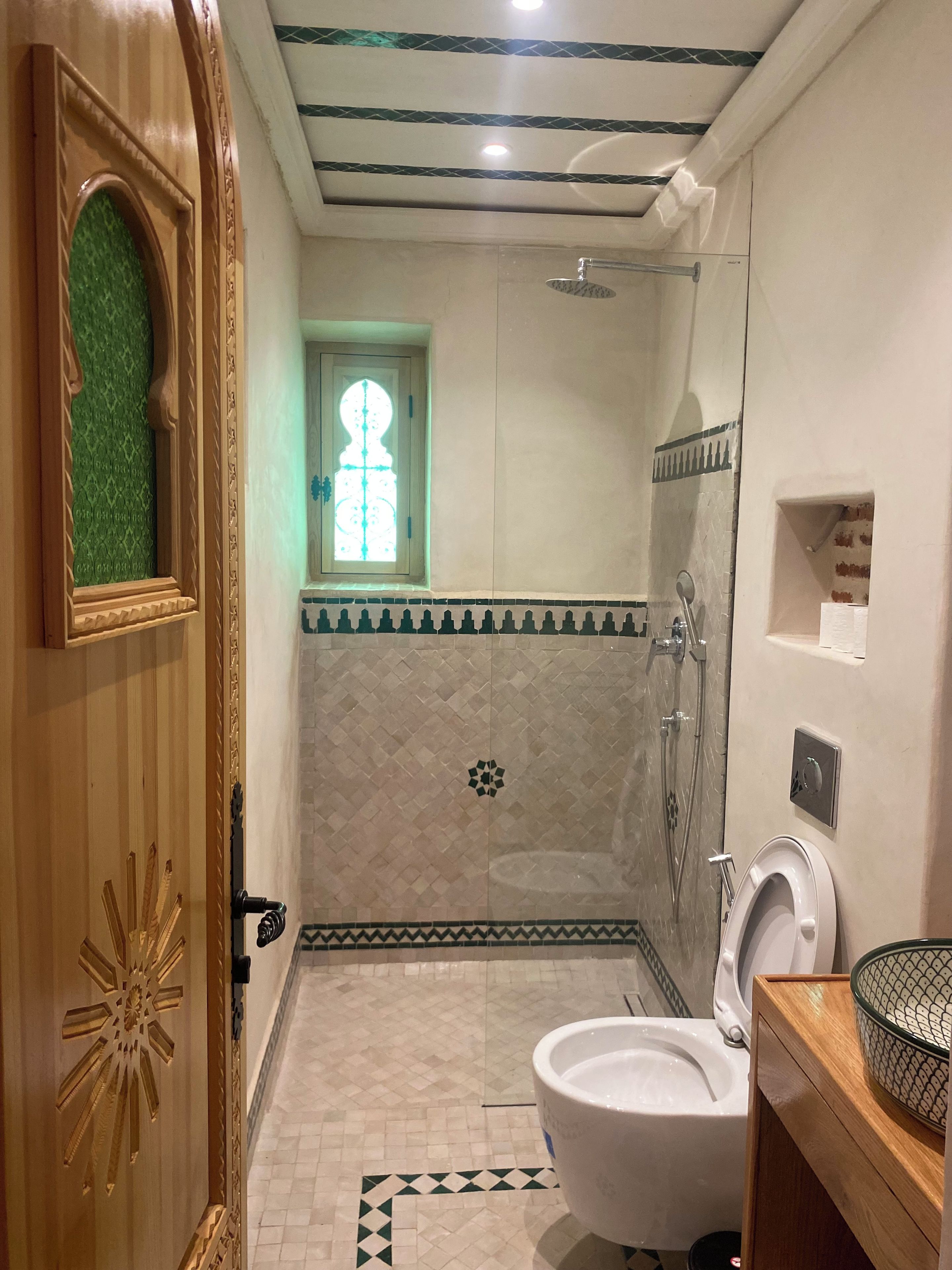 Un baño con ducha, inodoro y lavabo.