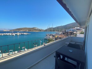 Outdoor dining - Stunning Waterfront Holiday at Datça Marina (Muğla)