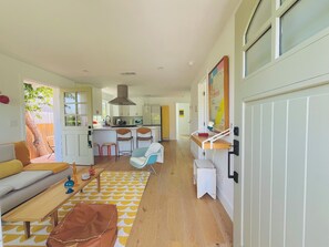 Living area - 2-bedroom bungalow in adorable Los Angeles with AC (Los Angeles)