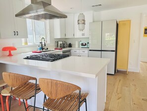 Private kitchen - 2-bedroom bungalow in adorable Los Angeles with AC (Los Angeles)