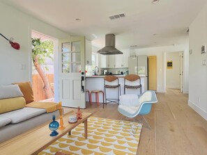 Living area - 2-bedroom bungalow in adorable Los Angeles with AC (Los Angeles)