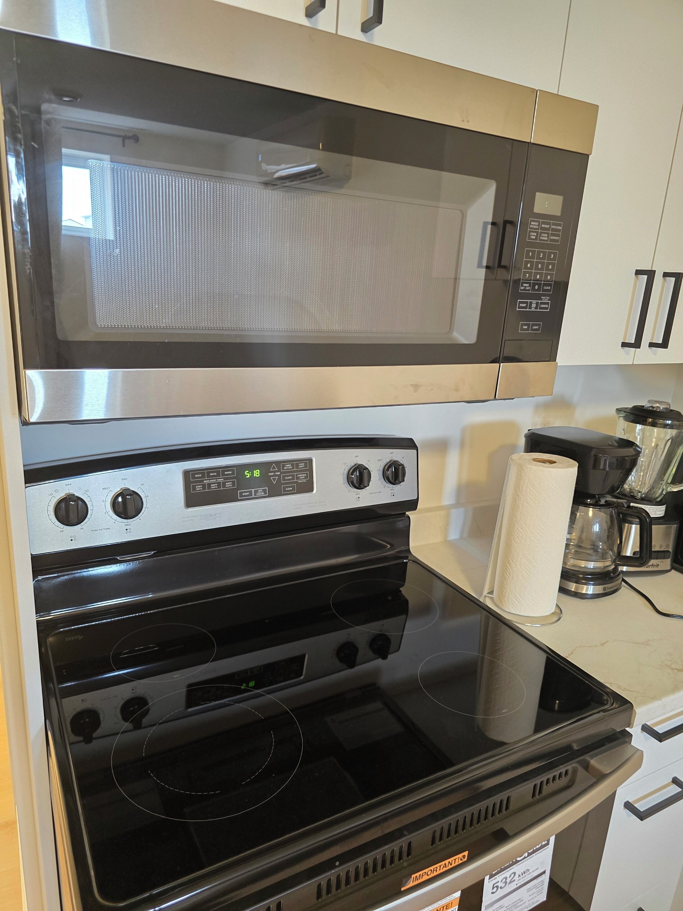 Frigorífico, microondas, placa de cocina y cafetera o tetera