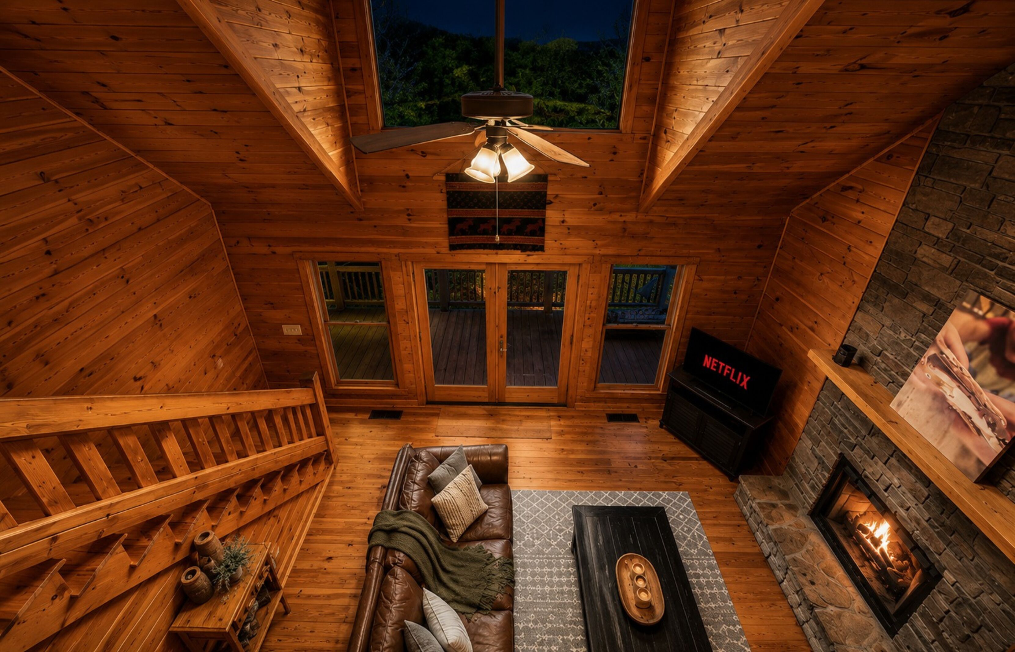 Una Smart TV, una chimenea, libros