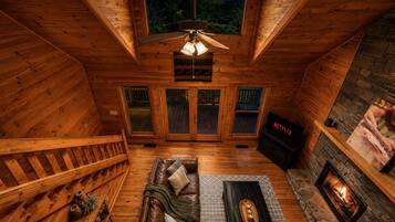 Una Smart TV, una chimenea, libros