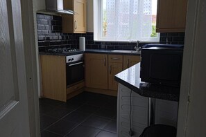 Fridge, microwave, oven, stovetop - Bristol Bliss - Spacious 6 Bedroom House (Bristol)