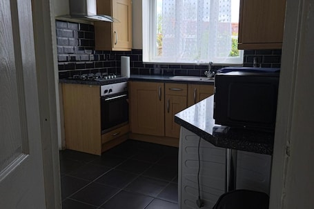 Fridge, microwave, oven, stovetop. 6 Bed House Sleeps 13 - Private Garden