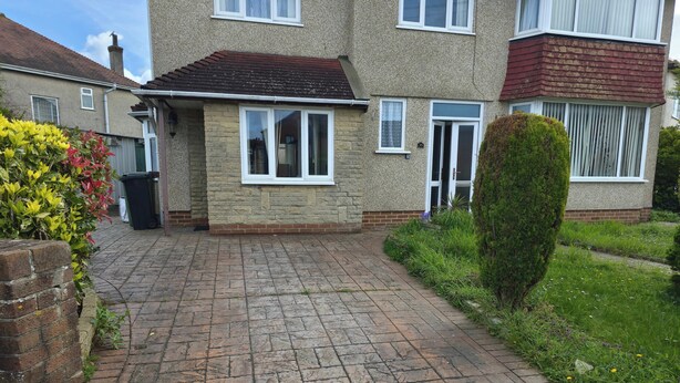 A residential house with a paved driveway, a brick wall, and a small garden area. - 6 Bed House Sleeps 13 - Private Garden (Bristol)