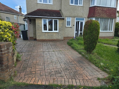 Exterior. 6 Bed House Sleeps 13 - Private Garden