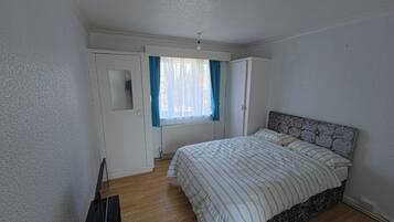 6 bedrooms, iron/ironing board, free WiFi, bed sheets