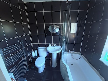 Tab mandi dan pancuran berasingan, tab mandi rendaman dalam . Bristol Bliss - Spacious 6 Bedroom House