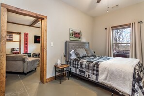 2 bedrooms, iron/ironing board, internet, bed sheets - New! air hockey table, hot tub, firepit (Blue Ridge)