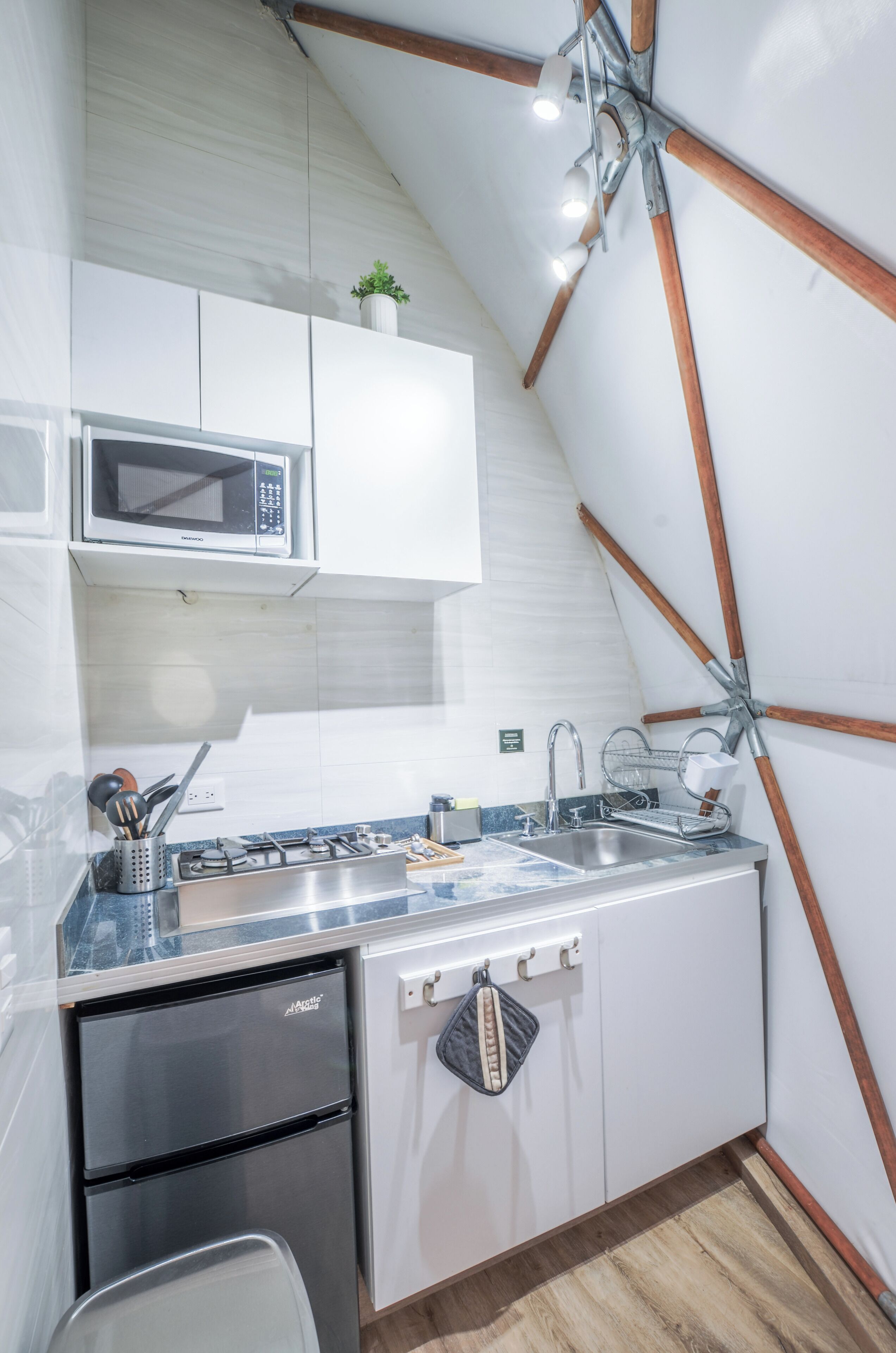 Standard Bungalow, Mountain View | Private kitchenette | Microwave, cookware/dishes/utensils