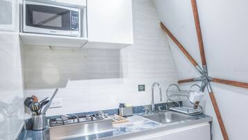 Standard Bungalow, Mountain View | Private kitchenette | Microwave, cookware/dishes/utensils
