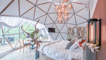 Bungalow estándar, vista a la montaña | Área de sala de estar | Smart TV de 50 pulgadas con canales digitales y servicios de streaming