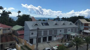 Um edifício de vários andares com telhado plano, diversas janelas e fachada visível.