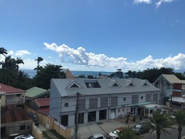 Apartamento ejecutivo, baño privado, vistas al mar | Vistas del balcón