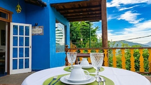 Mesa lista para comer con vista a la vegetación y montañas.