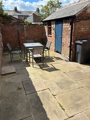 Outdoor dining - Stylish Fulford Home with free parking and 15 mins riverside walk to town centre (York)