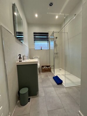 Bruser, hårtørrer, håndklæder, Toiletpapir