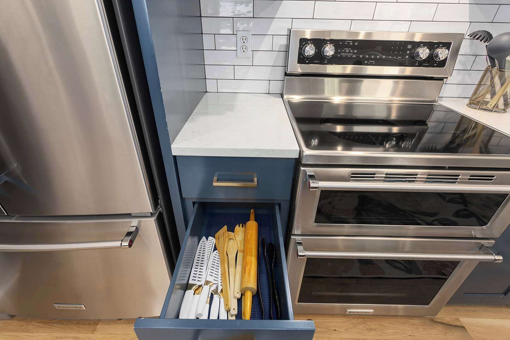 Kühlschrank, Mikrowelle, Ofen, Herdplatte