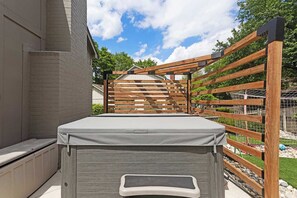 Outdoor spa tub - 5BR Home for FIFA Fans|Hot Tub| Soccer net+firepit (Overland Park)