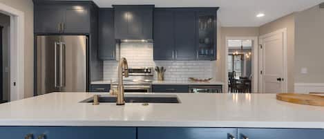 Réfrigérateur, four à micro-ondes, un four, surface de cuisson
