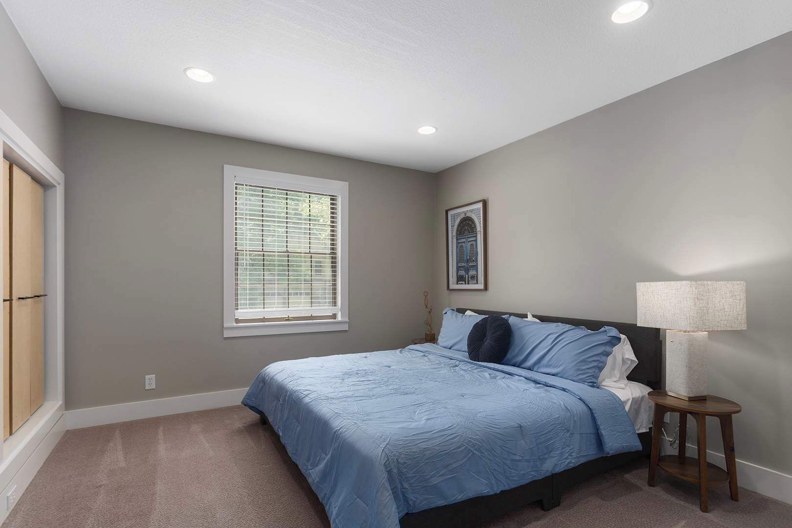 Iron/ironing board, travel crib, WiFi, bed sheets
