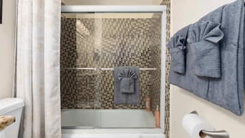 Een douche, een haardroger, handdoeken, shampoo