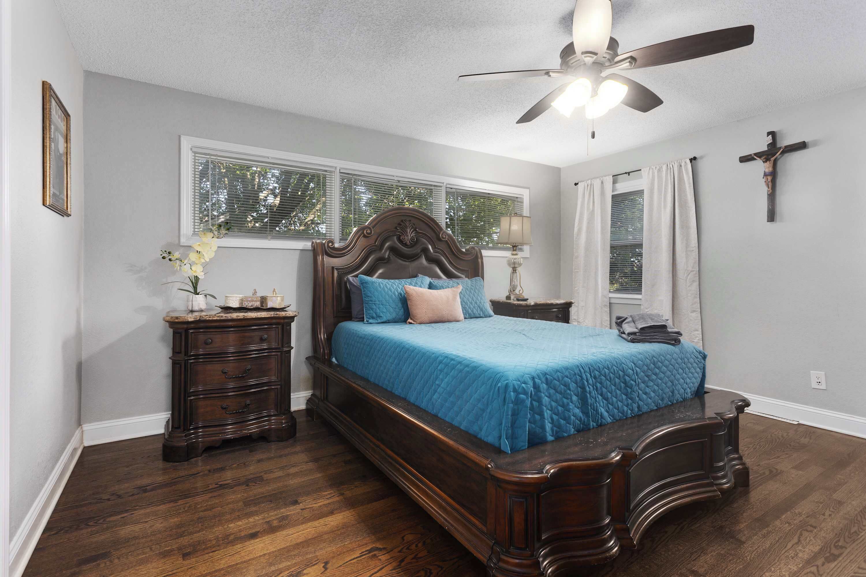 Iron/ironing board, travel crib, WiFi, bed sheets