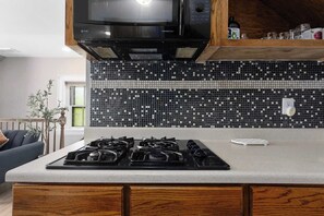 Fridge, microwave, oven, stovetop - Private & Cozy_ World Cup Stay_1BR_Mins to Stadium (Kansas City)