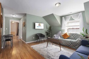 TV, offices - Private & Cozy_ World Cup Stay_1BR_Mins to Stadium (Kansas City)