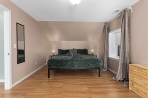 Desk, iron/ironing board, travel cot, WiFi - Private & Cozy_ World Cup Stay_1BR_Mins to Stadium (Kansas City)