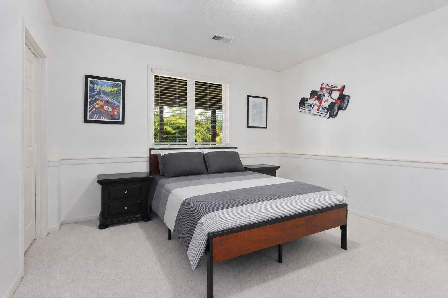 Desk, iron/ironing board, travel cot, WiFi