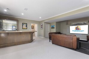 Lobby - Sleeps 12|FIFA ready| 5BR Home with Patio & deck (Lee's Summit)