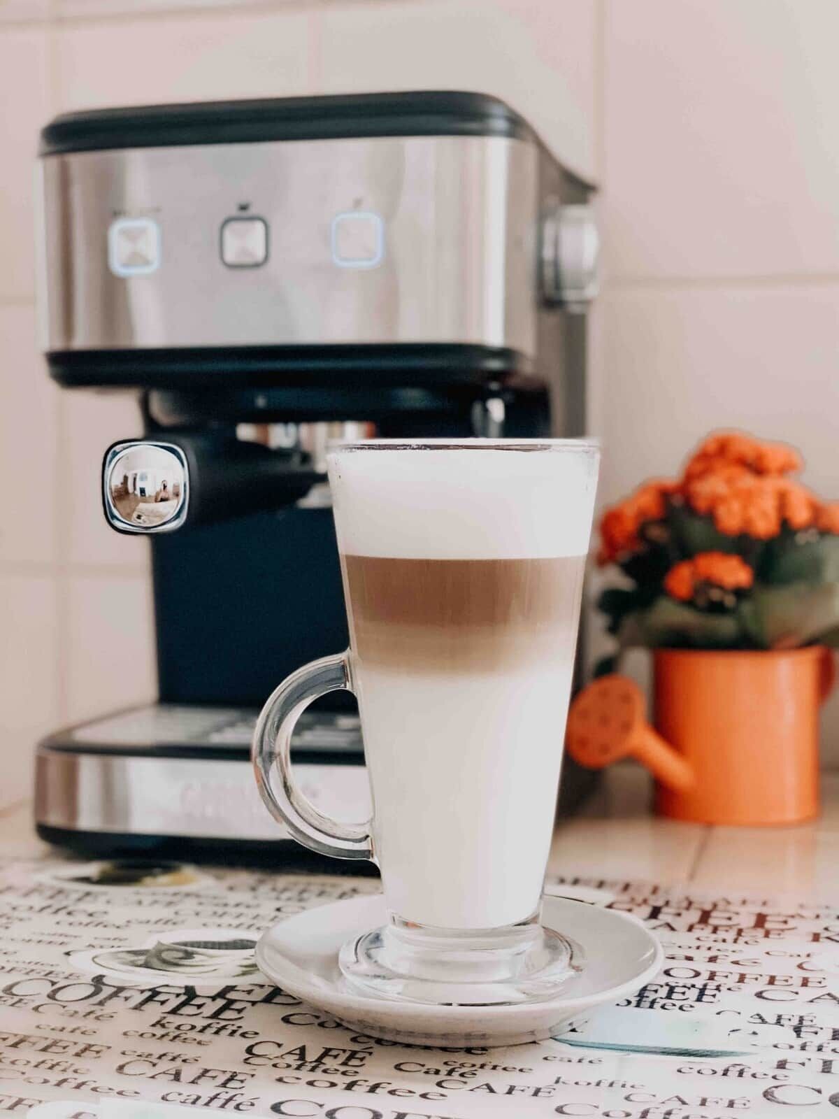 Eine Kaffeemaschine mit einer Kaffeetasse auf Untertasse.