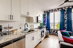 Private kitchen - Cozy Western 1-bedroom apartment. Close to major Venues and highways. (Houston)