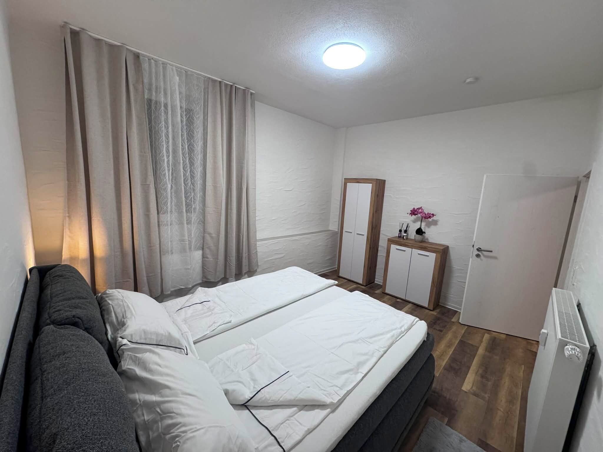 1 chambre, coffre-fort, fer et planche à repasser