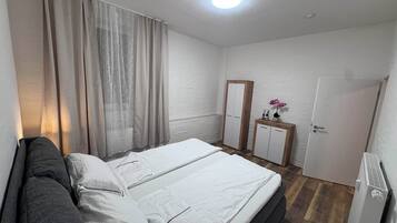 1 chambre, coffre-fort, fer et planche à repasser