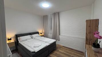 Een kluis op de kamer, een strijkplank/strijkijzer, gratis wifi