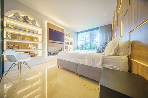Luxury Mansion | 9 Bedrooms•Maid•Pool•Jacuzzi•Sauna•Gym
