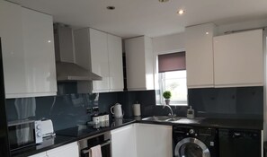 Private kitchen - Stylish and Cosy 2 bed flat with Netflix& Parking (Rugby)