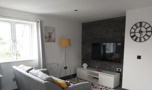 Living area - Stylish and Cosy 2 bed flat with Netflix& Parking (Rugby)