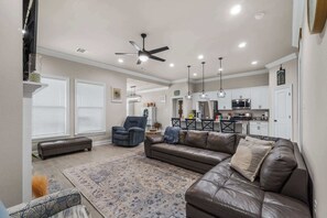 TV, offices - The Foley Escape- 10 min to Beach, Sleeps 6 (Foley)