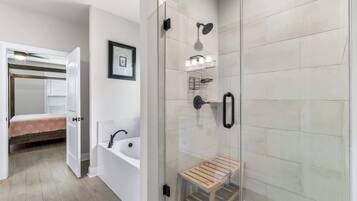Een douche, een haardroger, handdoeken, shampoo