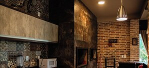 Casa de luxe, accés a la piscina, vistes al llac | Cuina privada | Frigorífic, microones i utensilis de cuina, vaixella i coberteria 