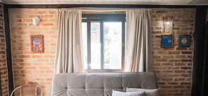 Casa de luxe, accés a la piscina, vistes al llac | Sala d'estar | Televisor intel·ligent de 50 polzades amb canals digitals i Netflix 