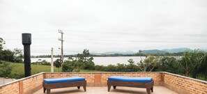 Casa de luxe, accés a la piscina, vistes al llac | Vista del llac