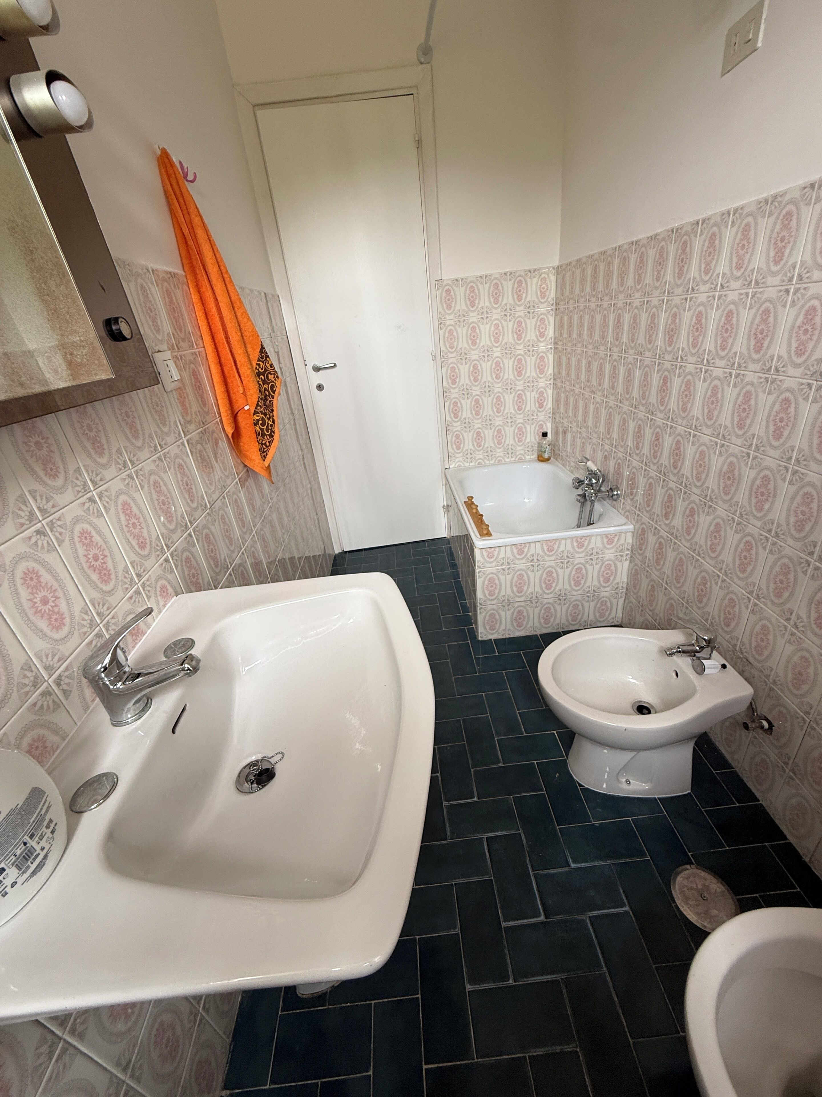 Séchoir à cheveux, bidet, serviettes fournies, savon