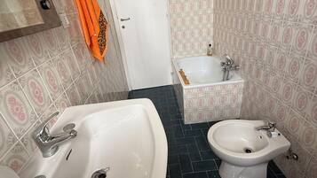 Séchoir à cheveux, bidet, serviettes fournies, savon