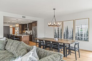 Smart TV, fireplace - 1650 sq ft 2BR Corner Condo 303 (Canmore)